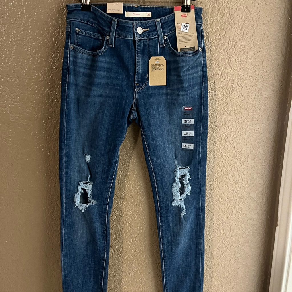 Levis 711 Jeans